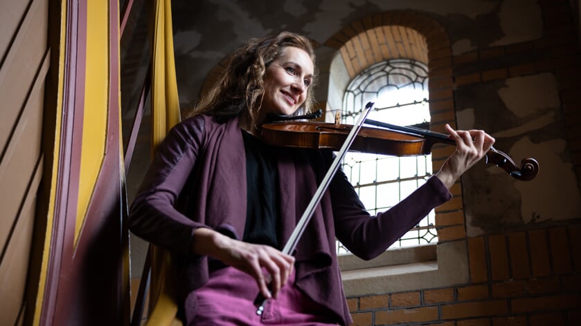 Simone van der Giessen en haar mysterieuze altviool. De maker is onbekend, dat komt wel vaker voor, maar men denkt dat het een Engels instrument is, gemaakt rond 1850. Van der Giessen werd verliefd op de klank van de viool, die van haarzelf is.