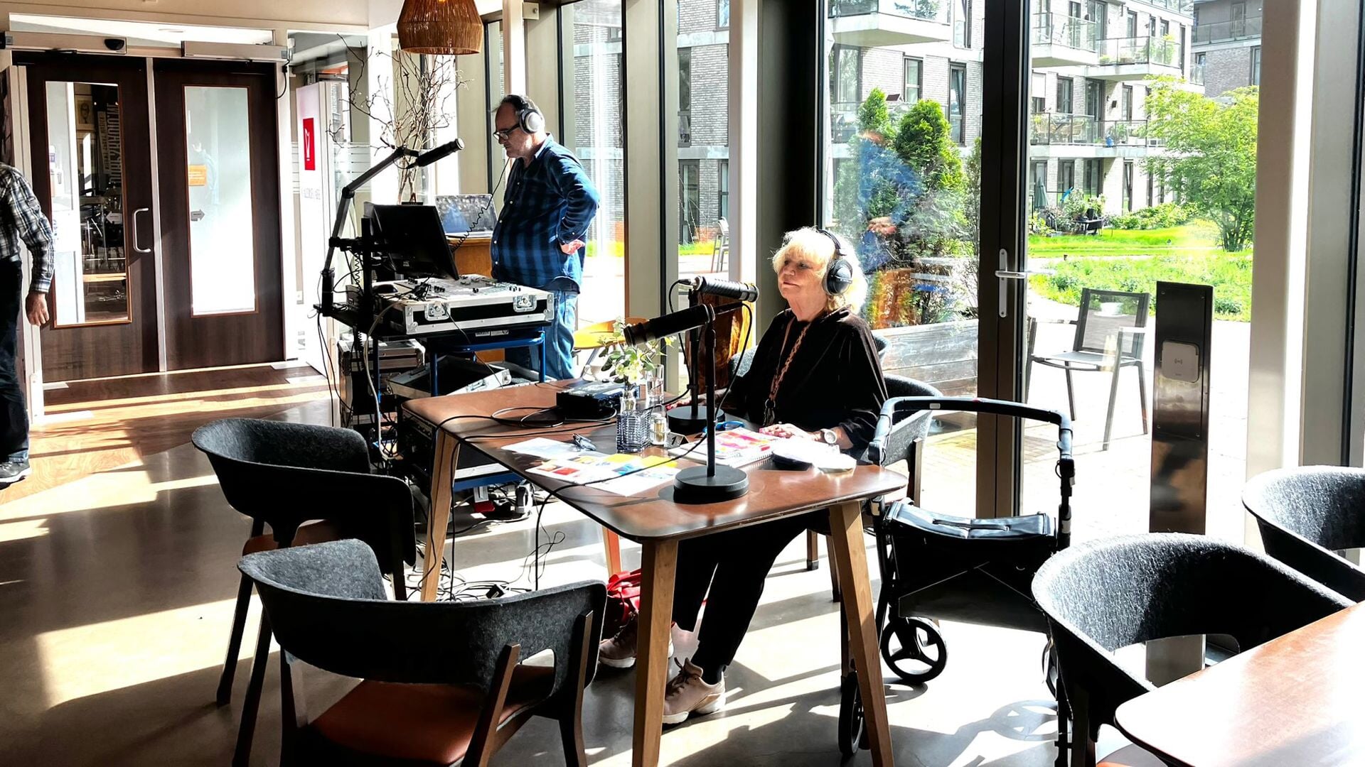 Tineke de Nooij presenteert elke zaterdag het radioprogramma Café Gallery.