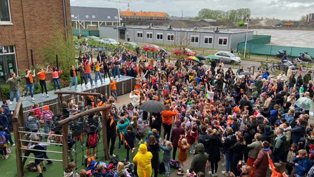 Community School Weesperrijk celebrates the King’s Games indoors