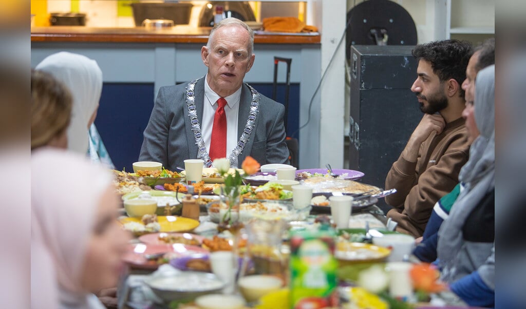 Burgemeester Han ter Heegde neemt deel aan de iftar. 