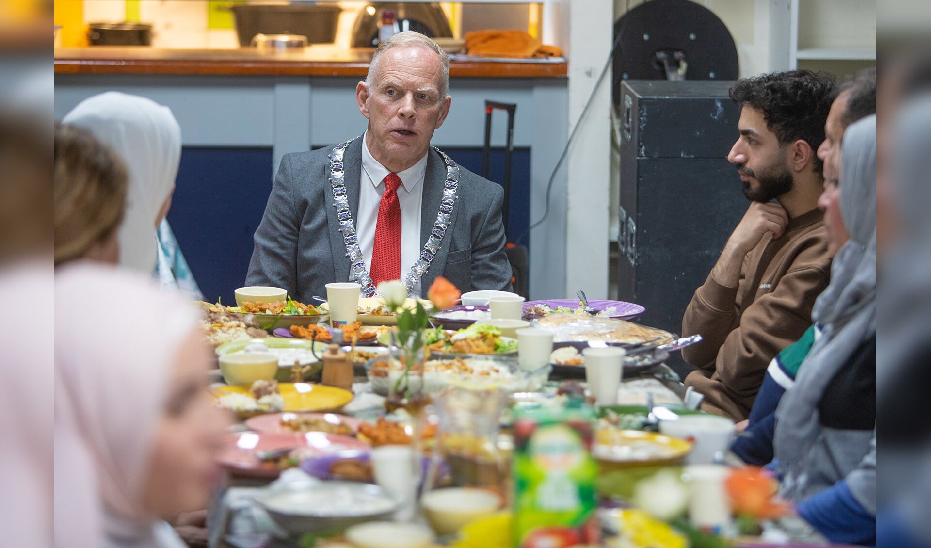 Burgemeester Han ter Heegde neemt deel aan de iftar. 
