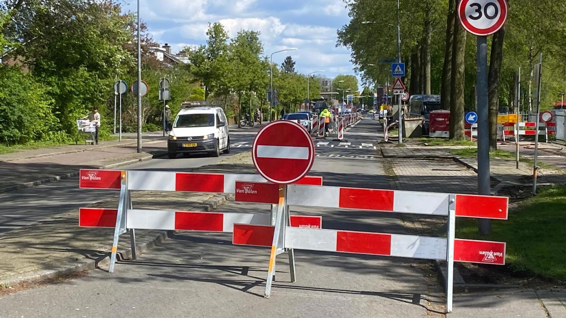 De rijbaan van de Amstellandlaan richting het centrum is afgesloten voor verkeer. 