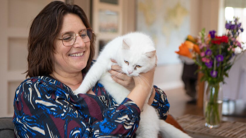 Esther Kruyswijk en haar kat Simon. 