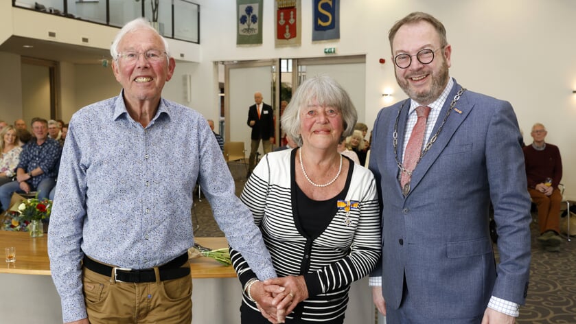 Ria Elders-Post, haar echtgenoot (l) en burgemeester Roland van Benthem (r).
