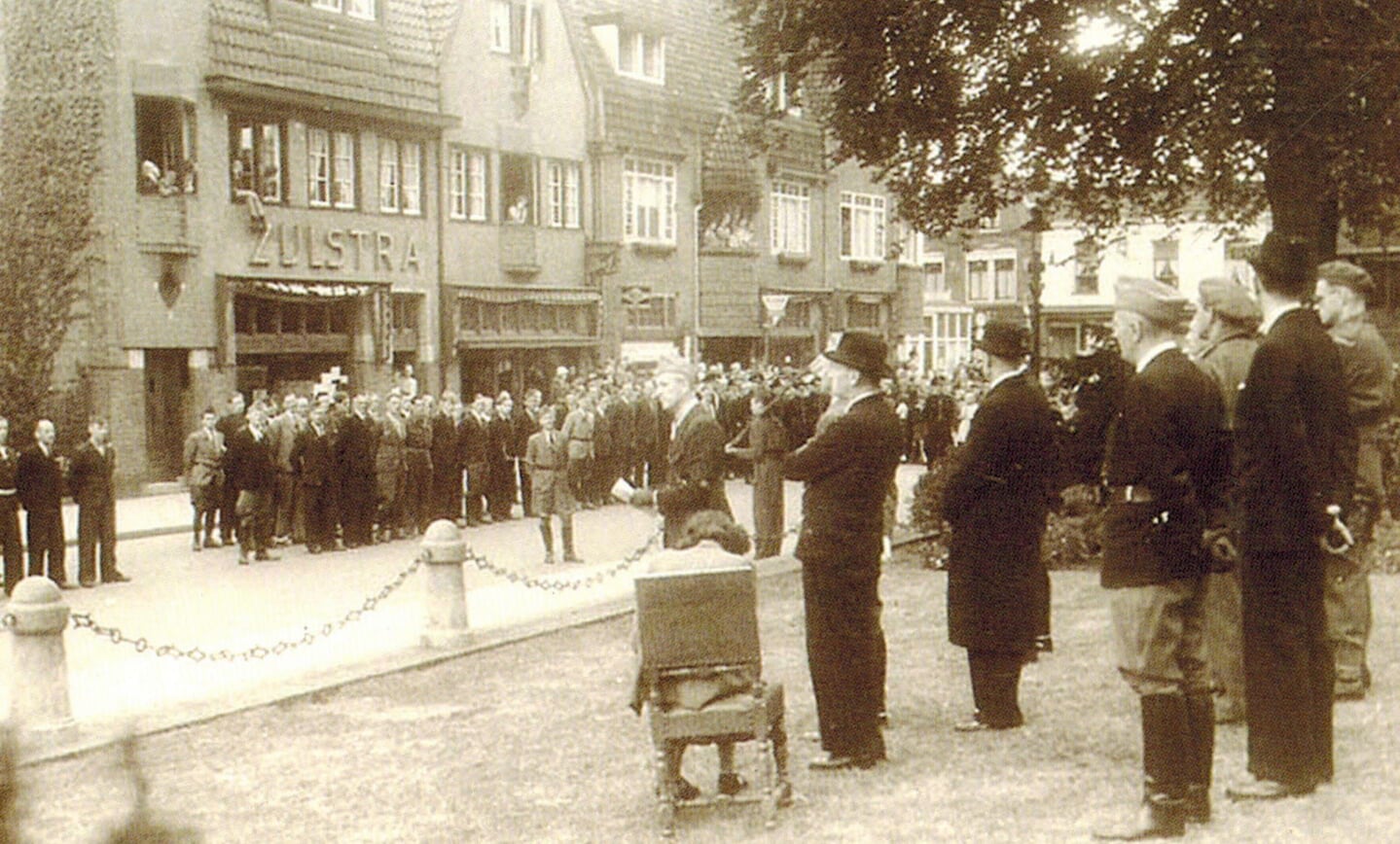 Bevrijdingsplechtigheid na 5 mei 1945 voor het Raadhuis van Bussum.