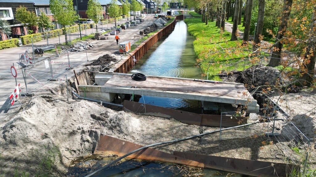 Voorbereiding voor verplaatsing van brug aan Stroomzijde in Blaricum.