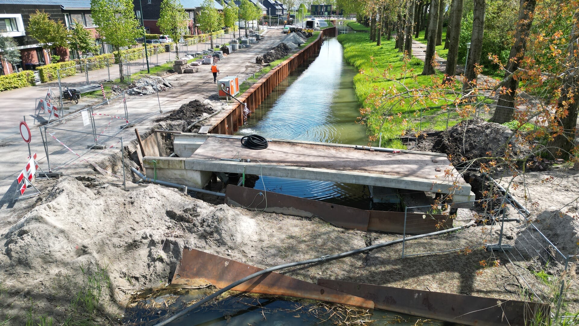 Voorbereiding voor verplaatsing van brug aan Stroomzijde in Blaricum.