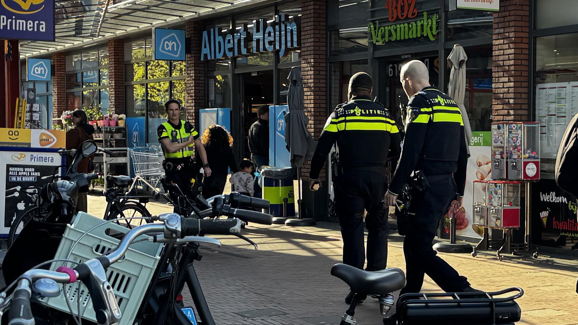 Veel politie in en rond winkelcentrum Hogeweij.