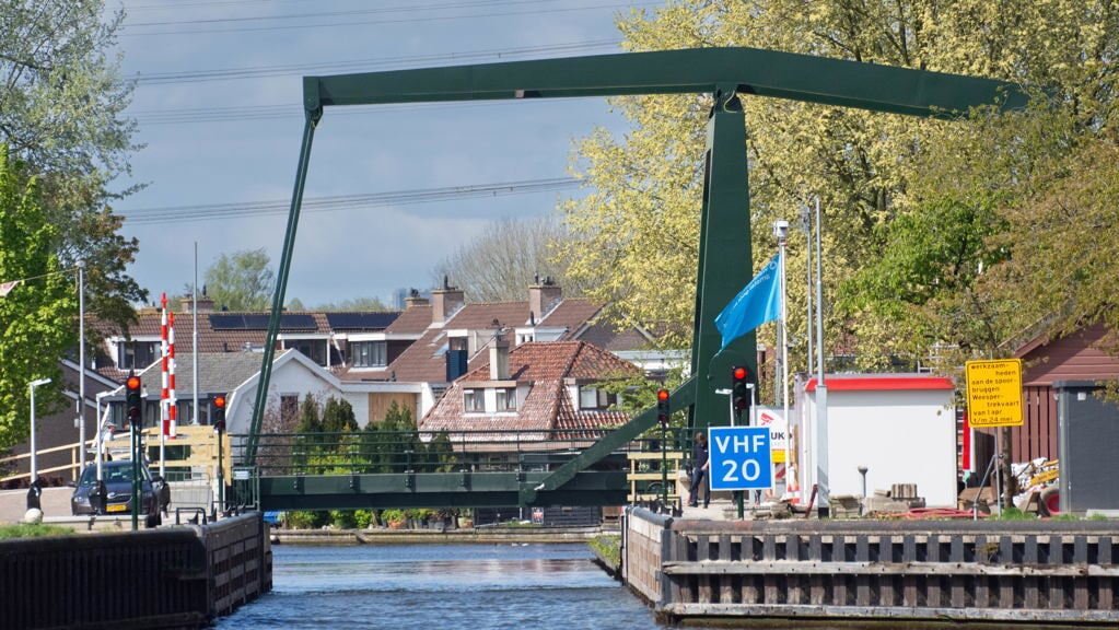 Driemond, met als nieuw icoon de nieuwe groene brug, laat zich op 31 mei van haar beste kant zien. 