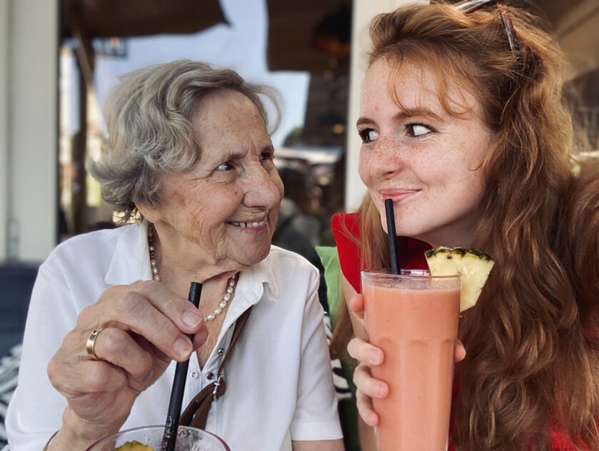 Lisanne Dijkstra samen met haar 93-jarige oma.