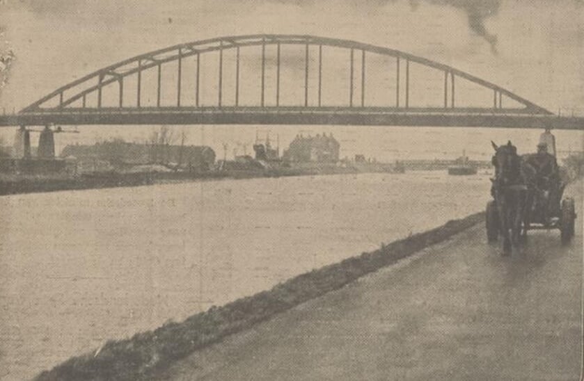 De Nederlander 3-2-1937: De nieuwe verkeersbrug over het Merwedekanaal te Weesperkarspel in den nieuwen provincialen weg naar het Gooi wordt deze week in gebruik genomen.