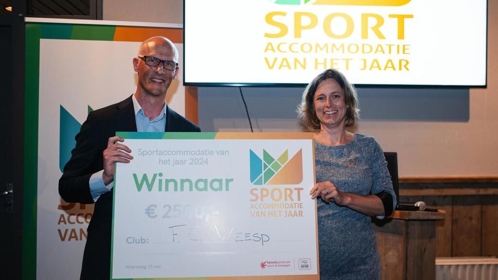 Rutger ter Hoeven, voorzitter FC Weesp en Judith Maas, directeur SDG Nederland.