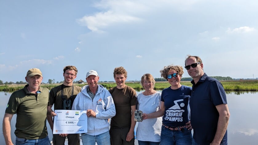 Edo Ankum van Stichting Rondje Pampus overhandigt cheque aan Gebiedsteam van Landschap Noord-Holland.