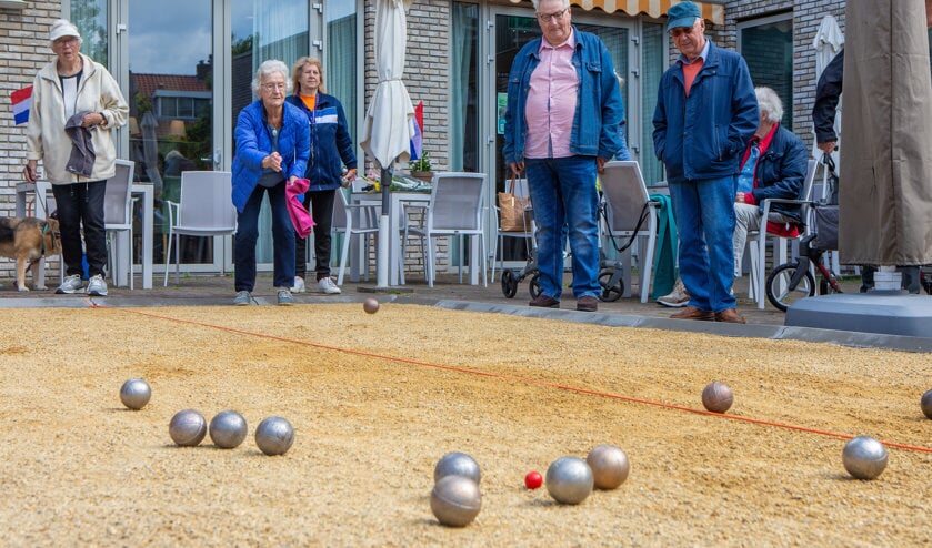 Vernieuwde jeu-de-boules-baan officieel geopend bij De Veste.