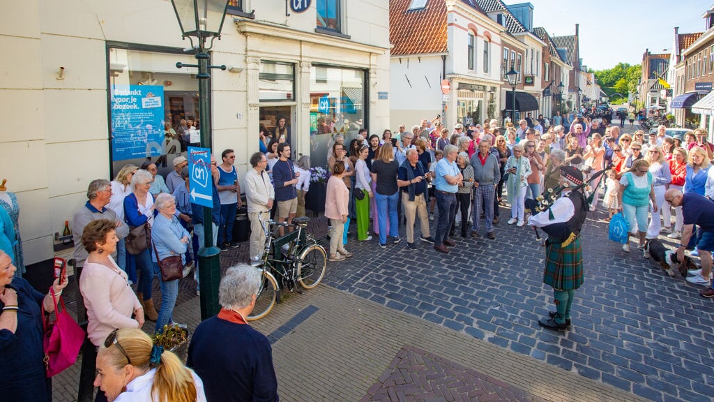De Marktstraat in Naarden-Vesting stond afgelopen zaterdag vol met mensen die afscheid kwamen nemen. 
