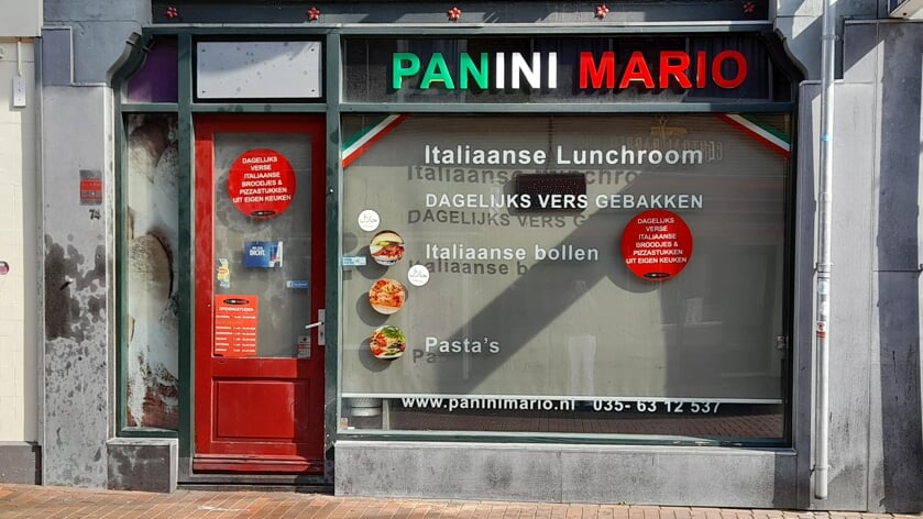 Italiaanse lunchroom Panini Mario aan de Leeuwenstraat een dag na de explosie.