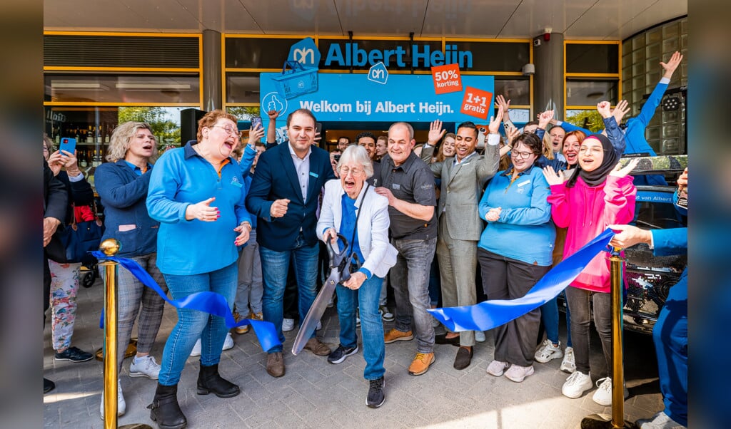 Albert Heijn Naarden is vanmorgen officieel geopend door vaste klant van het allereerste uur Elseline Kroonenburg. 