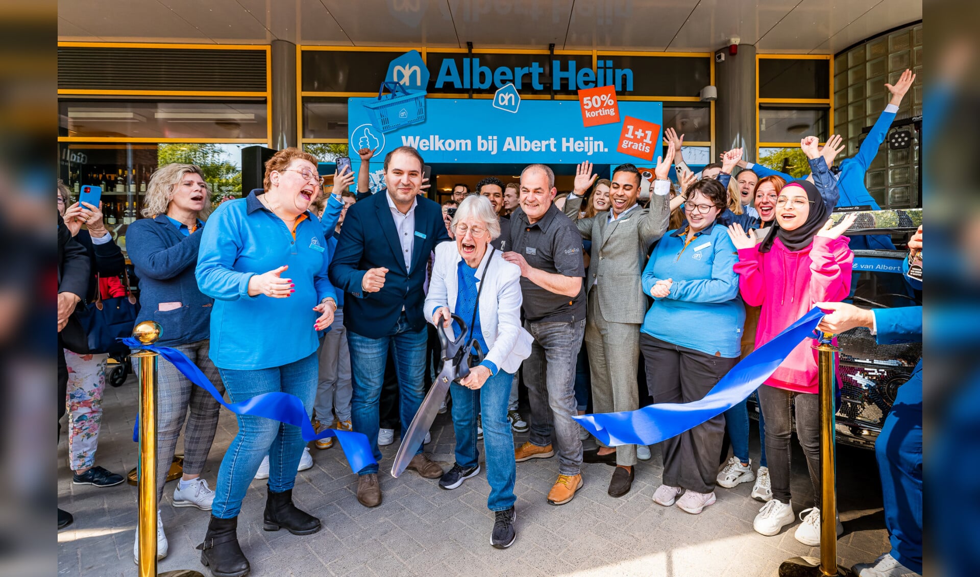Albert Heijn Naarden is vanmorgen officieel geopend door vaste klant van het allereerste uur Elseline Kroonenburg. 