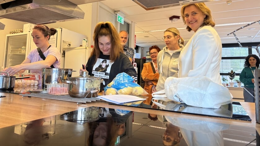 De minister werpt een blik in de keuken waar een traditioneel Oekraïens gerecht, Borsjt, werd gekookt.