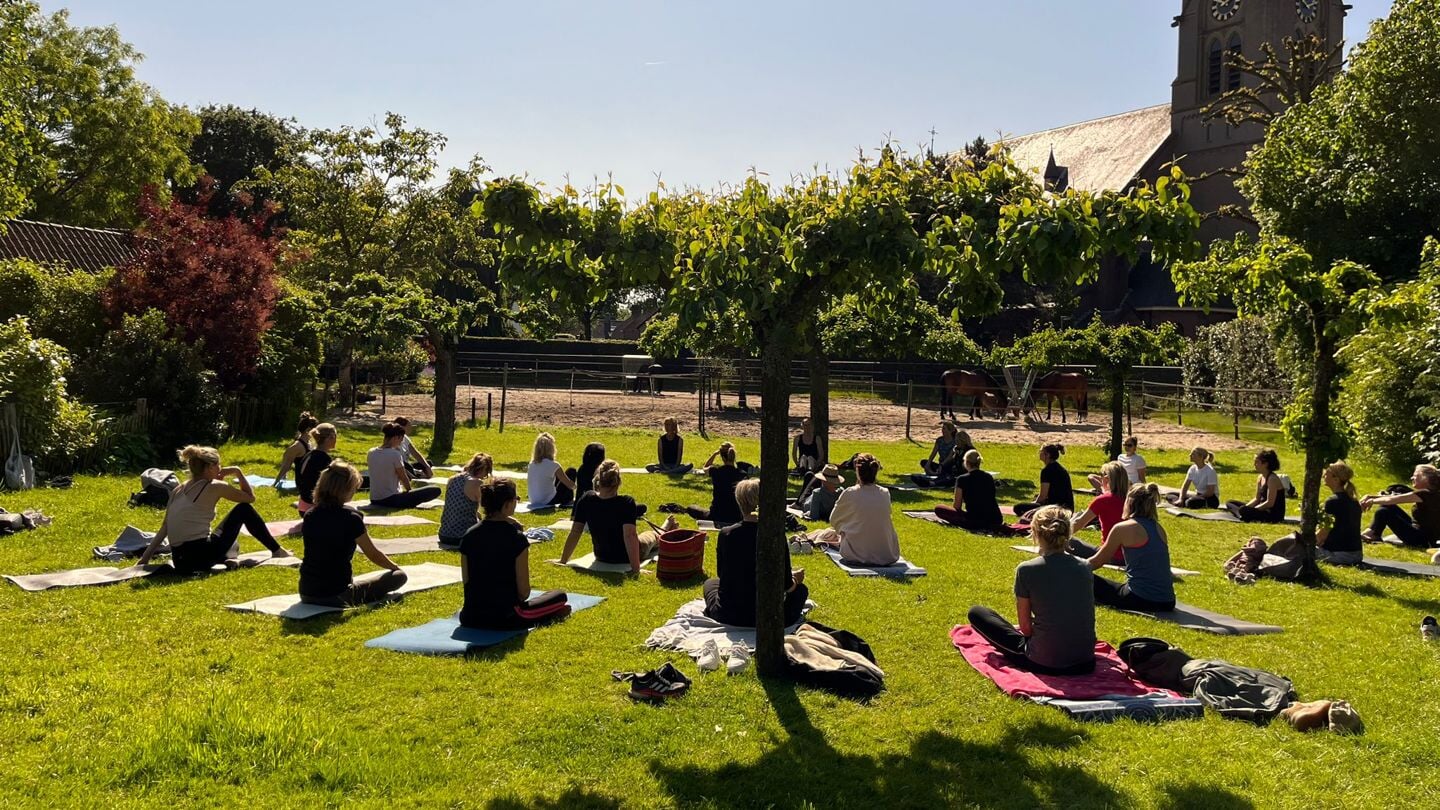 Outdoor Yoga in de tuin van de Neeltje’s Hoeve.