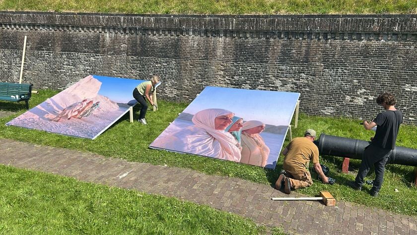 De laatste hand wordt gelegd aan de foto's die te zien zijn in Het Nederlands Vestingmuseum.