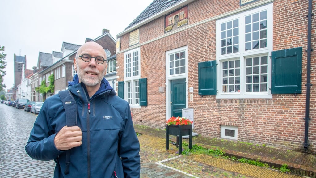 Stadshistoricus Christiaan Stam voor het Spaanse Huis.