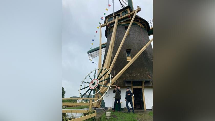 Gebiedsmanager Patrick Blom en molenaar Thon Stoffelen lichten de vang.