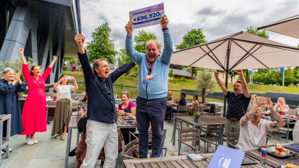 Directeur Eppo van Nispen tot Sevenaer was dolblij met de cheque. 