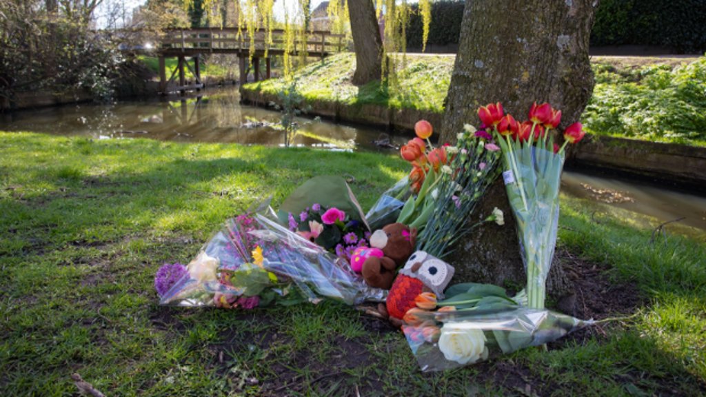Bloemen en knuffels op de gedenkplaats van Amin (2).