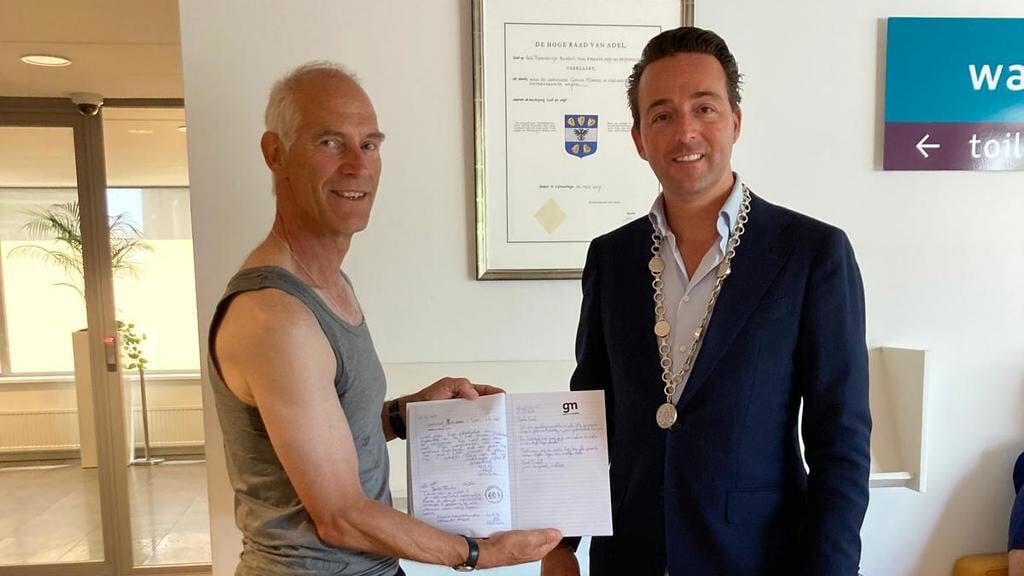 De wandelaar doorkruist alle 342 Nederlandse gemeenten.