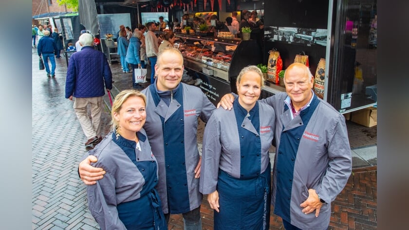 Cindy, Mark, Nicole en Nico voor de kraam.