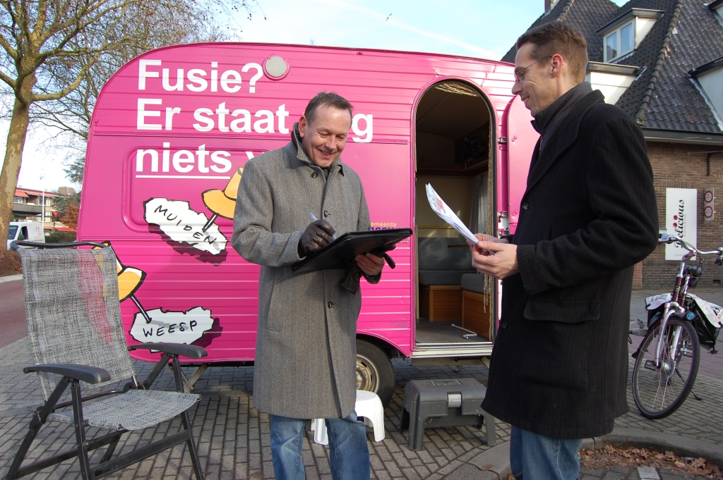 In 2010 voerde Bussum fel campagne tegen een fusie met Weesp. Dat weet Weesp nog heel goed.