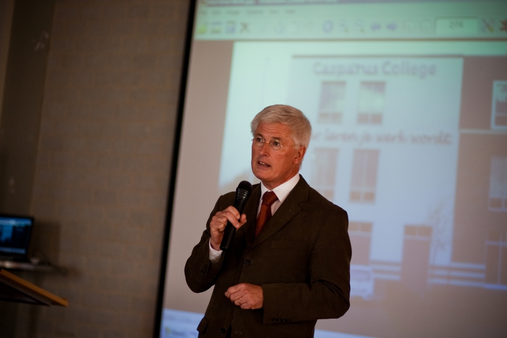Paul Blonk tijdens een presentatie van een toekomstplan van de school.