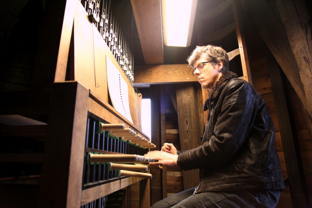 Beiaardkring Weesp zorgt ervoor dat het carillon wordt bespeeld. 