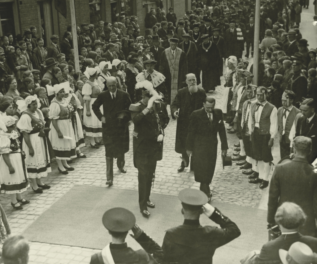 De plechtige inauguratie van het mausoleum op 8 mei 1937. 