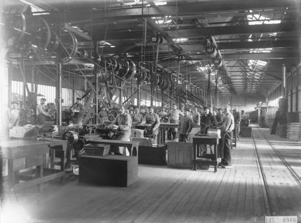 Rond 1900 bij Van Houten op de afdeling Verpakkingskisten voor de export. Foto: Nationaal Archief