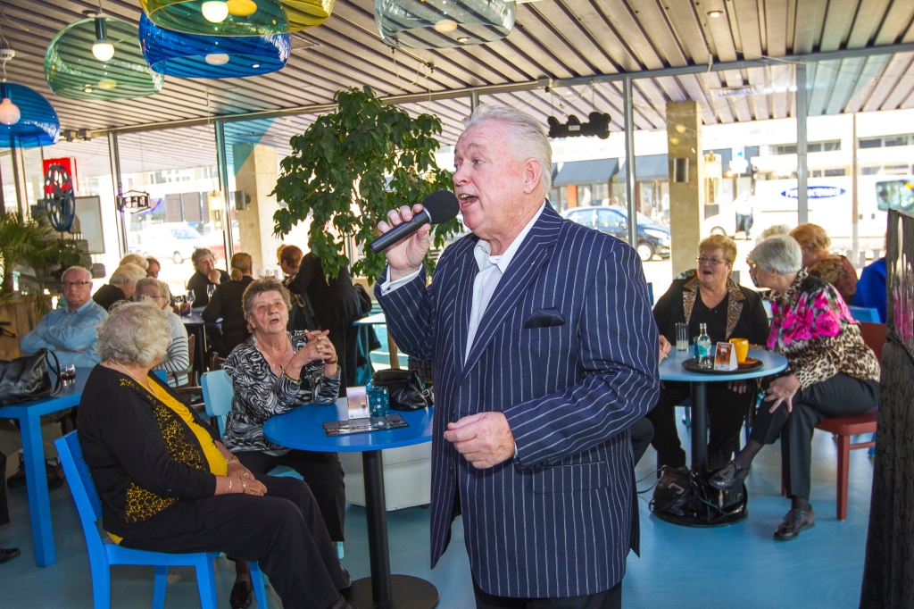 Jacques Vet zingt tijdens het Zondagmiddagpodium in De Schakel op 9 maart.