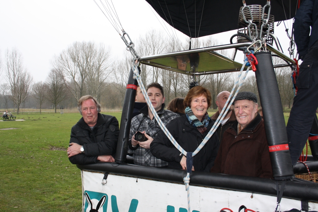 Teus Vos (rechts) kreeg op zijn 97ste nog een ballonvaart cadeau. 
