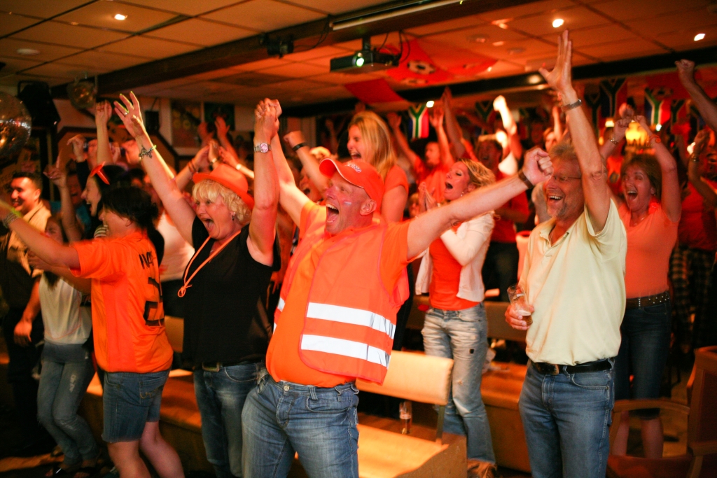 De (toen oranje) tribune in Hart van Weesp op het WK van 2010.