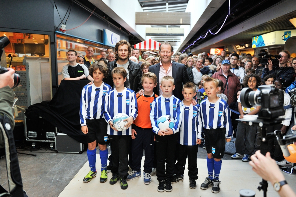 Danny Blind opende in 2012 het Diemerplein samen met zoon Daley en jeugdspelers van SV Diemen. Nu moet hij Oranje redden.