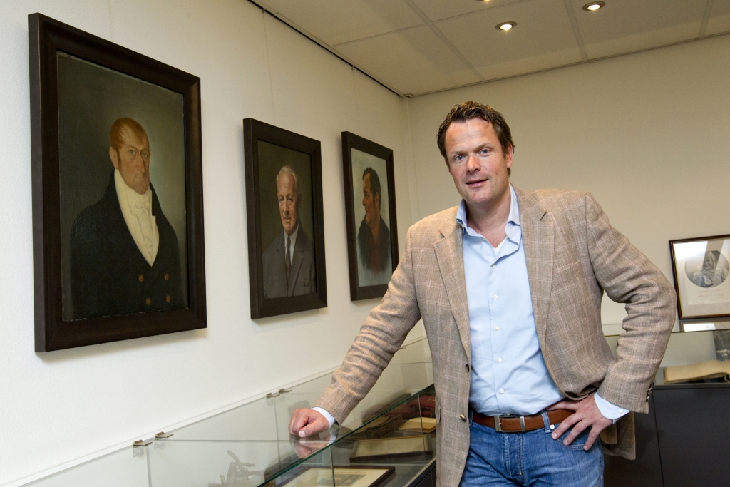 Marc Smit is de zevende generatie in het familiebedrijf. Het portret links is van grondlegger Albert Smit (1821).