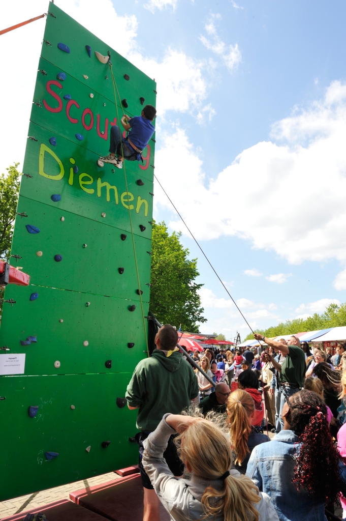 De klimmuur van Scouting Diemen is altijd populair op het Loswalfestival.