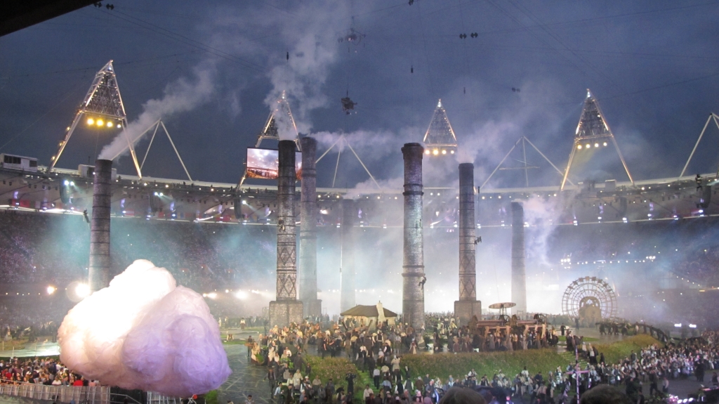 De schoorstenen van Airworks bij de opening van de Olympische Zomerspelen. 