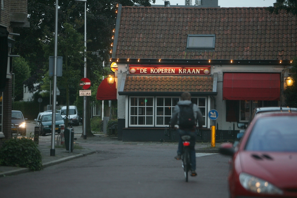 Een café in Bussum mag gewoon langer openblijven dan de collega in Muiden. 