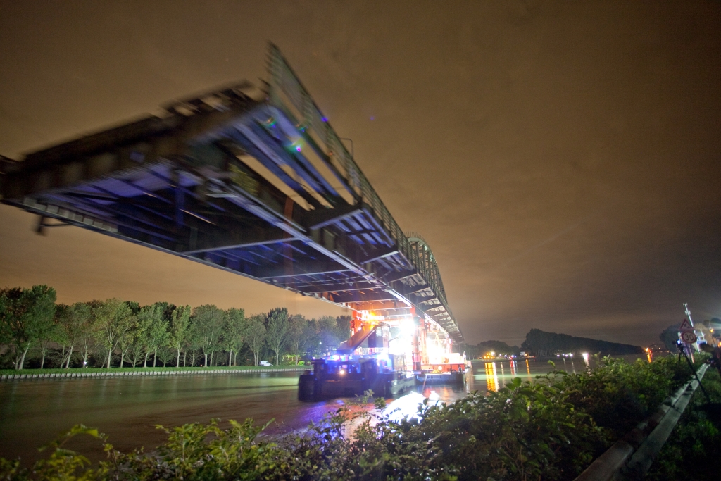 Een van de vele foto's: de nieuwe Weesperbrug vaart van Nigtevecht naar Weesp.