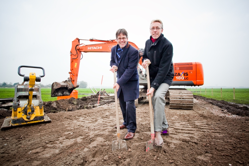 Harm Janssen (rechts) bij de start van het bouwproject op 18 november 2013. Naast hem toenmalig wethouder Jean van der Hoeven.