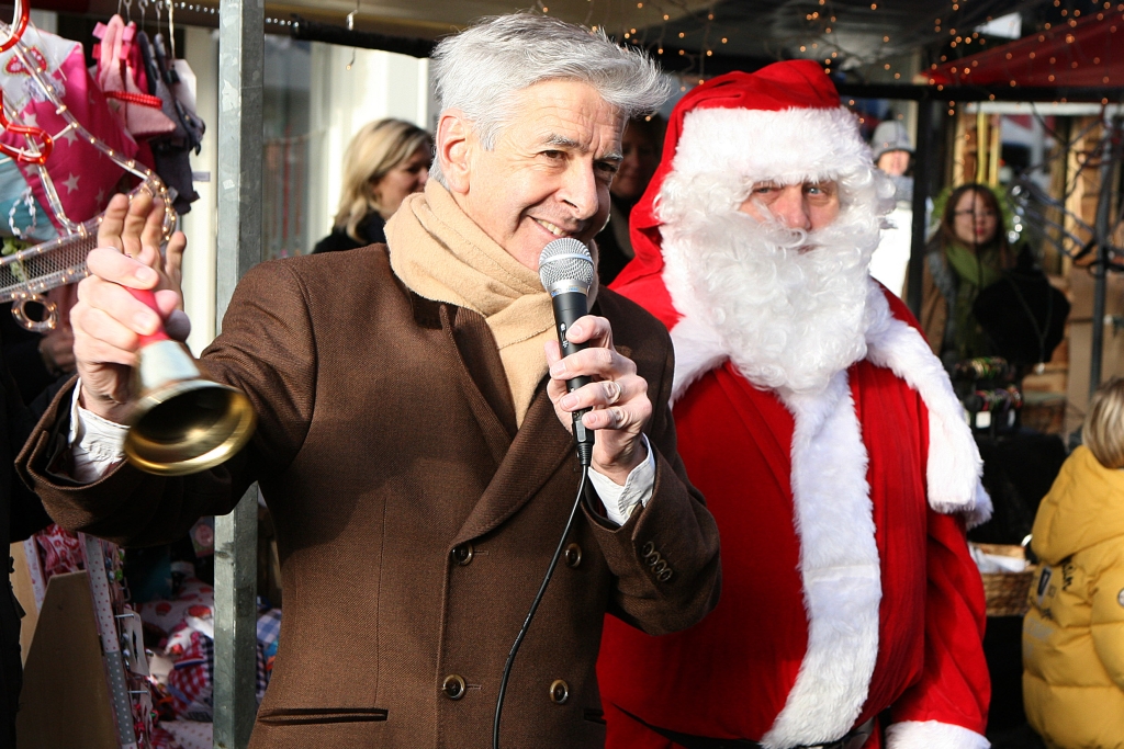 Minister Plasterk uit Bussum opende de kerstmarkt in de Spiegelstraat.