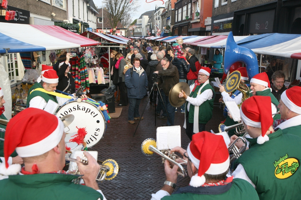 De kerstmarkt staat zondag in de Spiegelstraat.