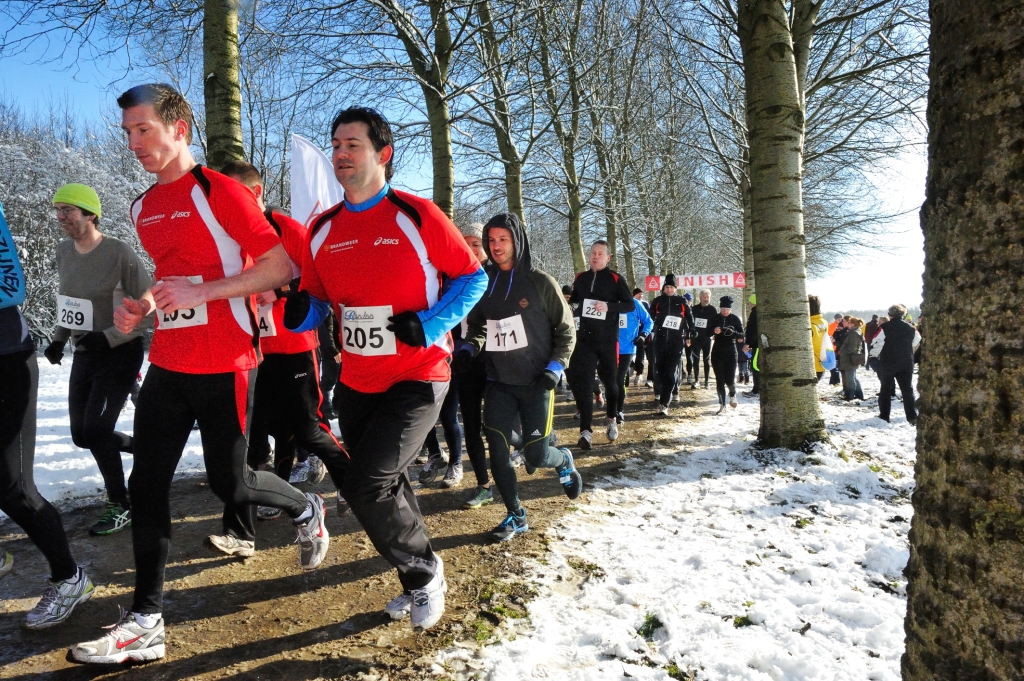 De deelnemers moesten in 2013 door de sneeuw lopen.