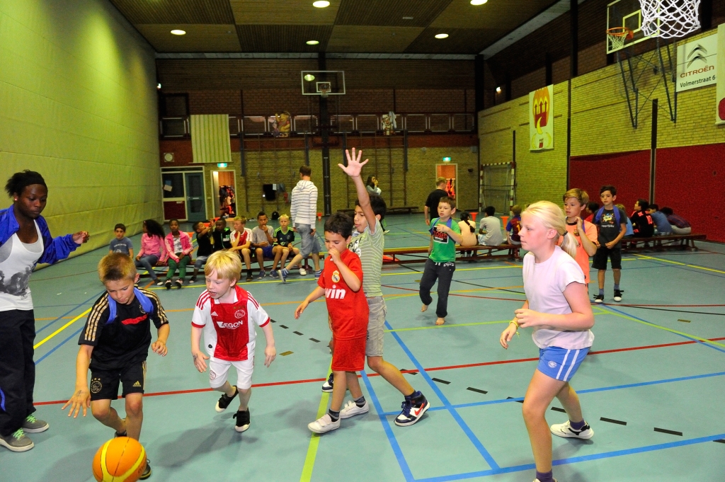 Kinderen kunnen zich weer uitleven in het Sportcentrum Wethouder F. B. Duran.